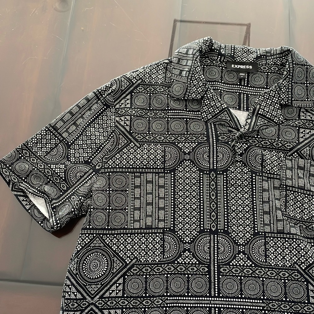 Express men’s short sleeve polo size M